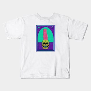 Cat sitting on skull - vibrant Kids T-Shirt